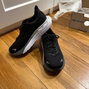 Hoka Arahi 6 size 8 color blk/white